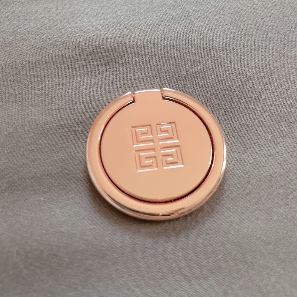 Givenchy phone ring